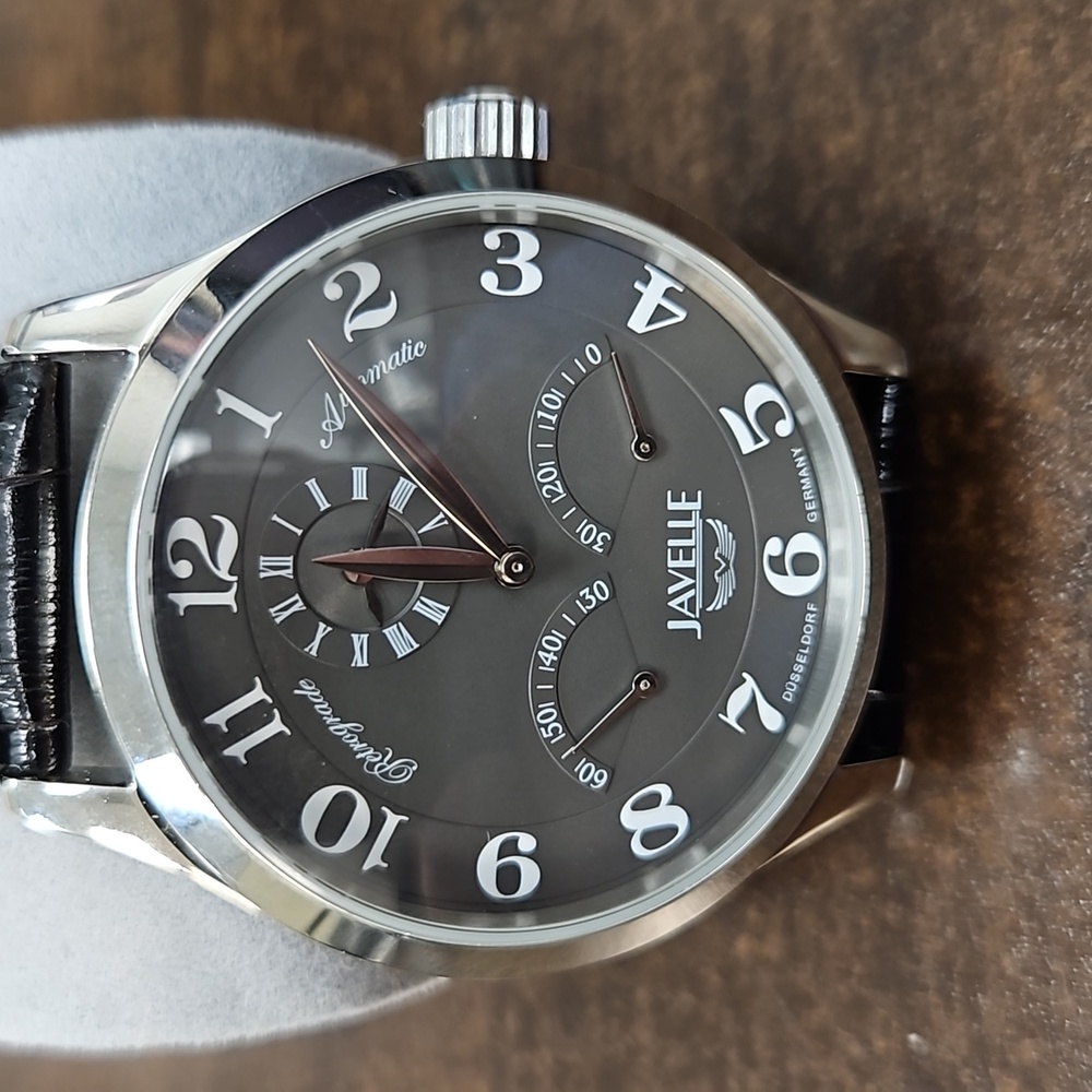 Pre-owned men's watch.